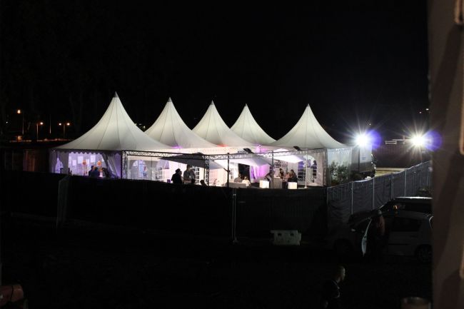 Tentes Garden cottage avec éclairages et vélums en location pour un espace réceptif convivial